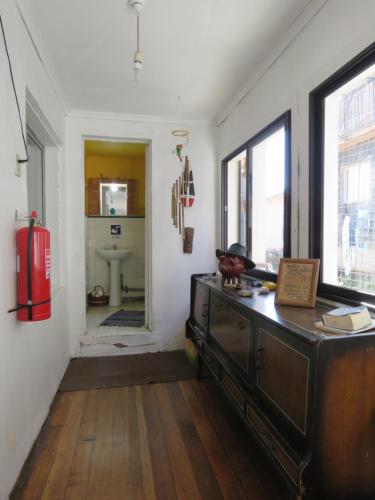 Habitación con escritorio y boca de incendios. en Hostal Mirenart, en Valparaíso
