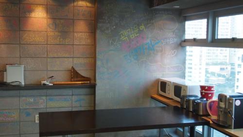 Kuchyň nebo kuchyňský kout v ubytování Busan Popcorn Hostel