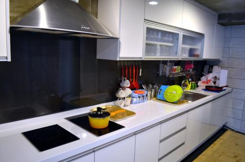 Kuchyň nebo kuchyňský kout v ubytování Busan Popcorn Hostel