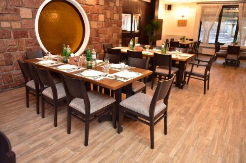 a dining room with tables and chairs and a large mirror at Restoran sa prenoćištem Gornjak in Krepoljin