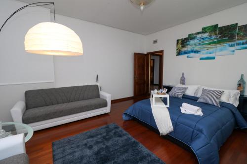 a living room with a blue couch and a table at Vitti's Home Verona in Verona