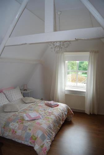a bedroom with a bed and a window at Bed&Brood De StraVerdonk in Graft
