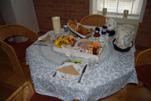 un tavolo con una tovaglia da tavola con sopra del cibo di Bed&Brood De StraVerdonk a Graft