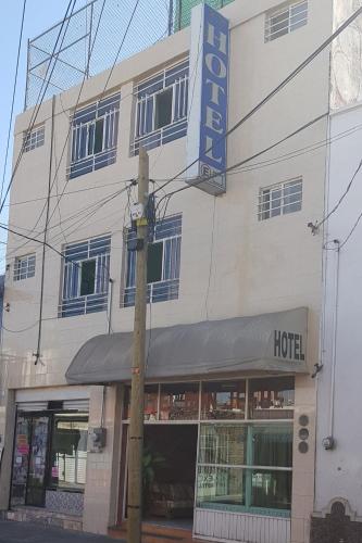 ein Hotel mit einem Schild an der Seite eines Gebäudes in der Unterkunft HOTEL DON JESUS (MORELOS) in Aguascalientes
