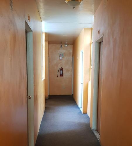 un pasillo vacío en un edificio de oficinas con un pasillo en HOTEL DON JESUS (MORELOS), en Aguascalientes