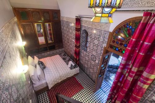 Una cama o camas en una habitación de Dar Meknes Tresor