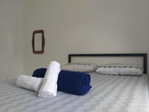 ロレナにあるPremium Loft Lorenaのベッドルーム1室(ベッド1台にロールタオル2枚付)