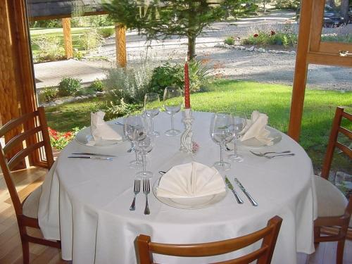a table with wine glasses and napkins on it at Aldea Bonita in Villa La Angostura