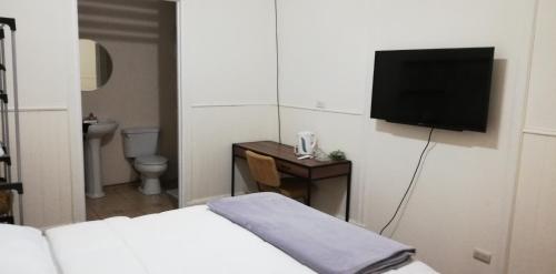 TV a/nebo společenská místnost v ubytování Casa Mayela Guest House