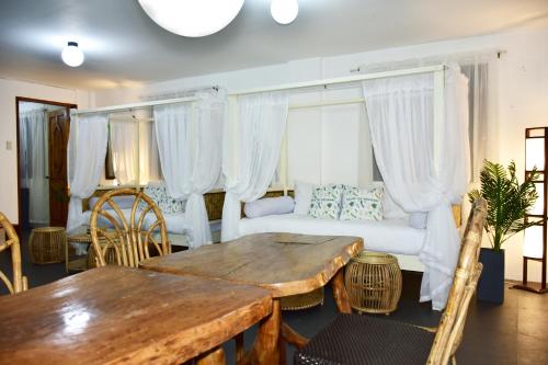 Postel nebo postele na pokoji v ubytování 8 Colors Penthouse Boracay Beach House Resort by Cocotel