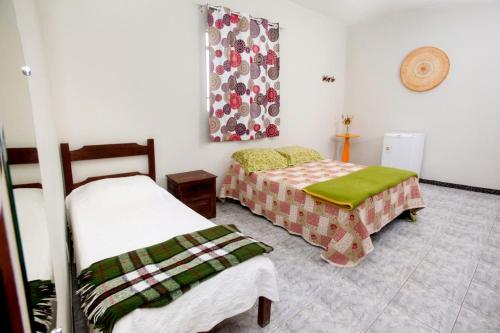 - une chambre avec 2 lits dans l'établissement Pousada Casa da Cintia, à Diamantina