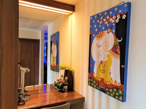 a painting on the wall of a room at A&L Inn 戀灣旅棧 in Nanwan