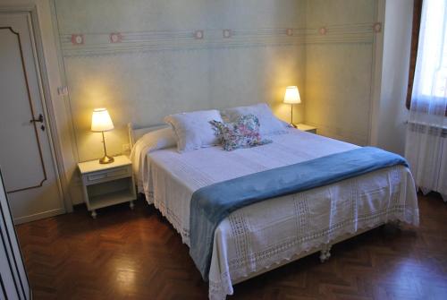 1 dormitorio con 1 cama grande y 2 lámparas en Casa S.Maria, en Levane