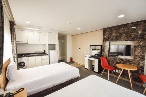 Kuchyň nebo kuchyňský kout v ubytování Dream Jeju Hotel