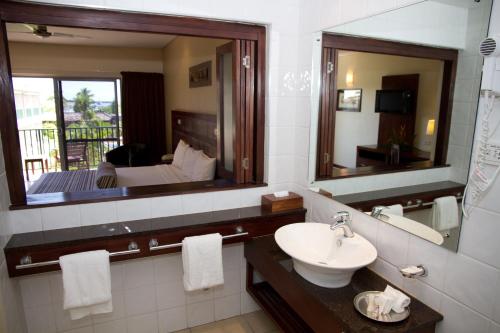 Kylpyhuone majoituspaikassa Tanoa Waterfront Hotel