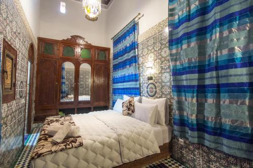 Una cama o camas en una habitación de Dar Meknes Tresor