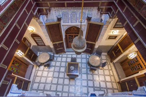 une vue de tête d'un bâtiment avec une horloge dans l'établissement Dar Meknes Tresor, à Meknès