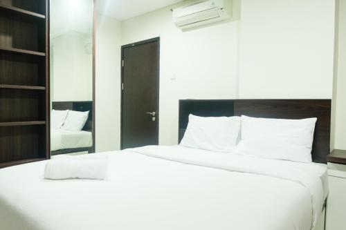 Postel nebo postele na pokoji v ubytování New Homey 2BR Brooklyn Alam Sutera Apartment By Travelio
