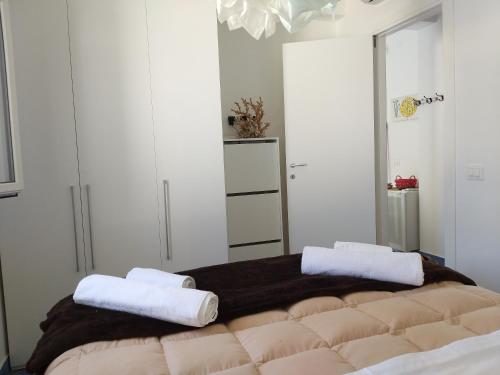 a bedroom with a bed with two towels on it at Falso pepe Marzamemi in Marzamemi