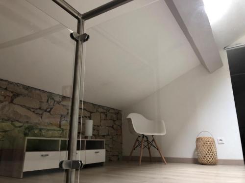 un salon avec un mur en pierre et une chaise dans l'établissement Clos Des Plages Maison De Vacances, à La Ciotat