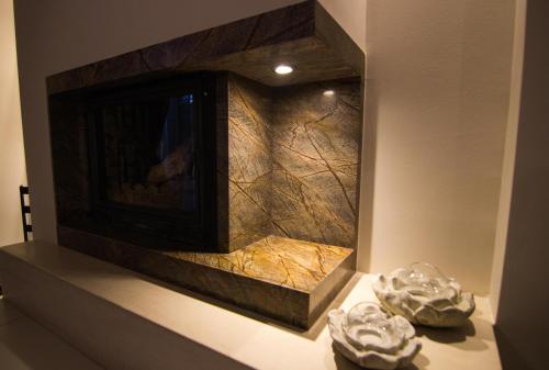 een stenen muur met twee glazen schalen op een plank bij Mary's Modern and Elegant apartment in Kalabaka