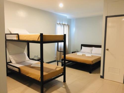 Postel nebo postele na pokoji v ubytování Seasons Hotel Sablayan