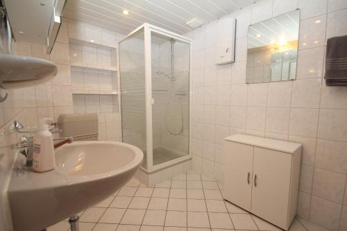 Ένα μπάνιο στο Ferienwohnung Ehlen im Alten Winzerhaus