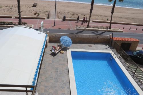 an overhead view of a swimming pool next to a beach at Apartamentos Florida II in Peniscola