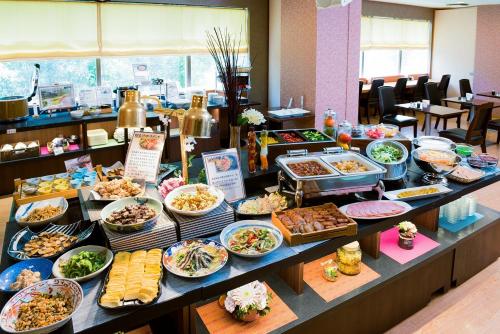 ein Buffet mit vielen verschiedenen Speisen auf dem Tisch in der Unterkunft Hotel Taisei Annex in Kagoshima