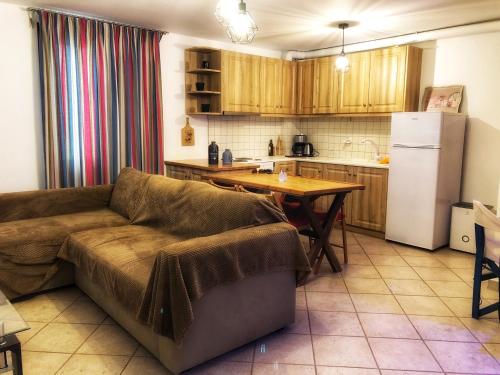 Η κουζίνα ή μικρή κουζίνα στο Romantic maisonette in the heart of Pythagoreio LH door