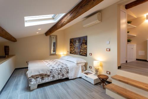 een slaapkamer met een bed en een trap bij Le stanze di Carla! Con cucina e bagno privato in Florence