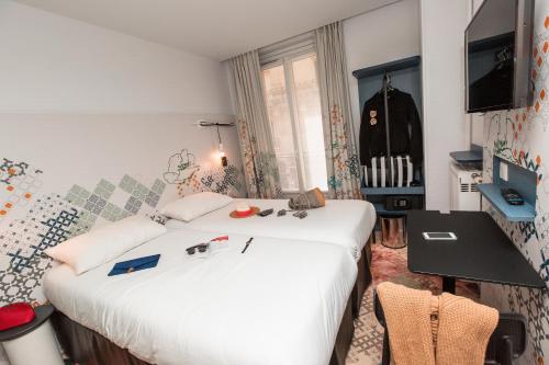 a bedroom with a bed and a desk at Ibis Styles Paris Gare Saint Lazare in Paris