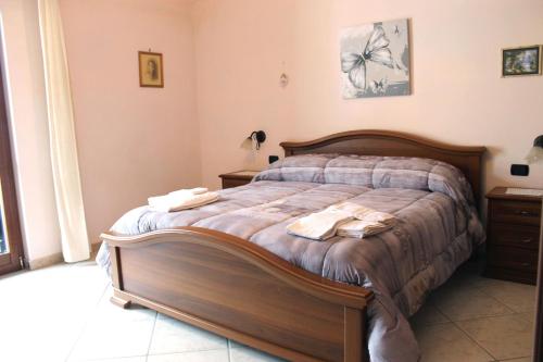 sypialnia z dużym łóżkiem w pokoju w obiekcie Casa Marinella w mieście Agerola