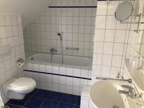 łazienka z wanną, toaletą i umywalką w obiekcie eifelTIME - Ferienwohnung w mieście Bad Münstereifel