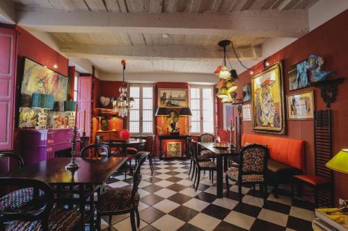 旺斯弗勒内别墅酒店的一间拥有红色墙壁和桌椅的用餐室