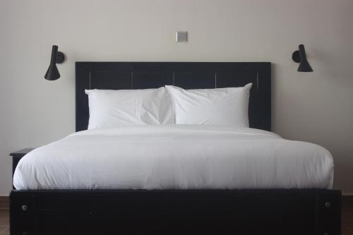 Кровать или кровати в номере The Hotel Ezri