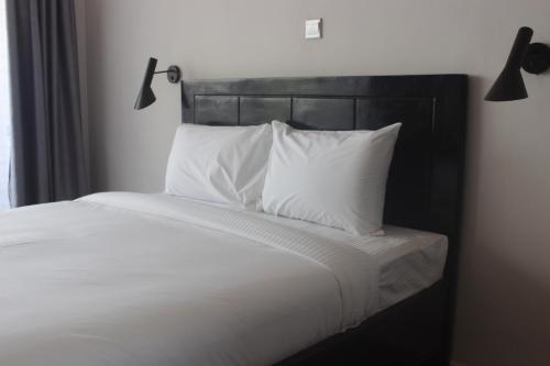 Кровать или кровати в номере The Hotel Ezri