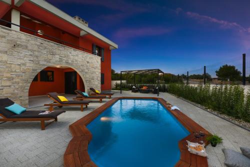 Πισίνα στο ή κοντά στο Villa Iris ZadarVillas