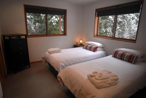 Ліжко або ліжка в номері Bears Den Mountain Lodge