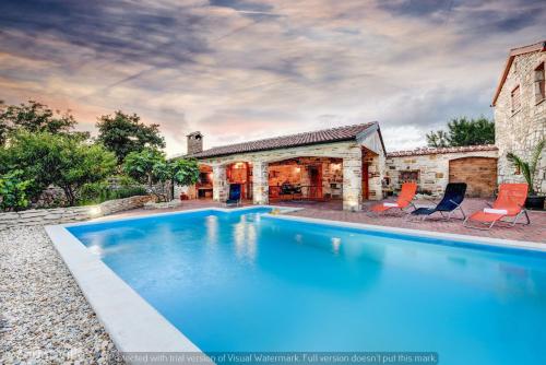 basen przed domem w obiekcie Villa Smilje ZadarVillas w mieście Slivnica
