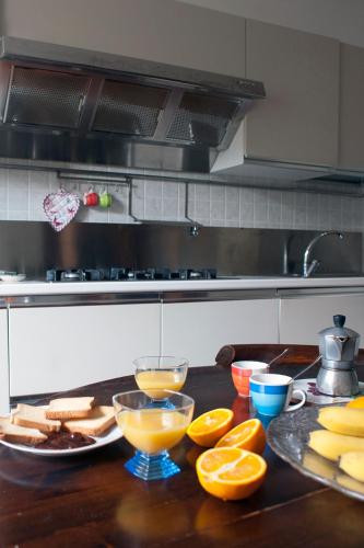 a kitchen counter with bowls of oranges and bread at Le Terrazze di katia apartment in Riomaggiore