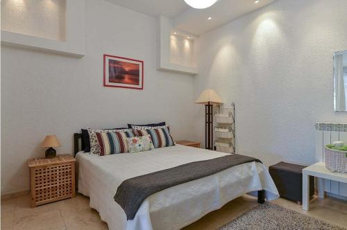 sypialnia z łóżkiem w białym pokoju w obiekcie Studio Melanija w Rovinj