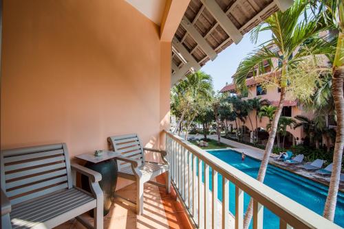 Rõdu või terrass majutusasutuses Anantasila Beach Resort Hua Hin