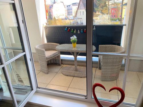 アールベックにある1 3 17 Inselstrandの小さなバルコニー(テーブル、椅子付)、窓が備わります。