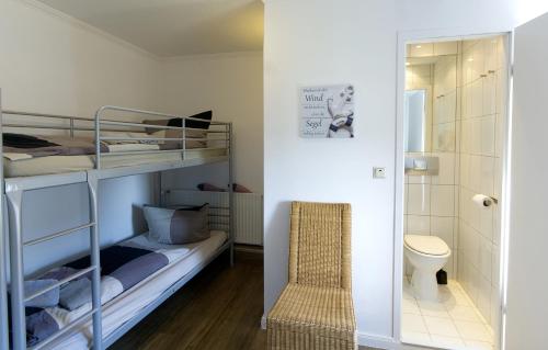 Двох'ярусне ліжко або двоярусні ліжка в номері Haus ohne Namen Juist