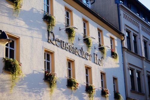 a building with plants on the side of it at Hotel Reussischer Hof in Schmölln