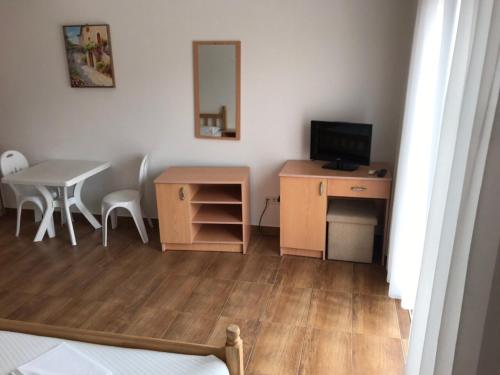 TV a/nebo společenská místnost v ubytování Apartmani Franeta Budva