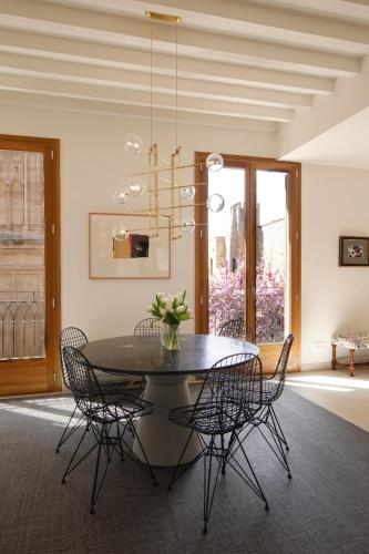 a dining room with a table and chairs at Vila Damunt in Palma de Mallorca