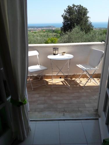 2 stoelen en een tafel op een balkon met uitzicht bij B&B Villa Ada in Formia