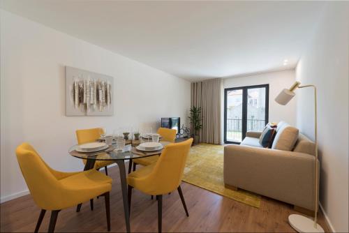 Santos Apartment with Parking & Balcony by LovelyStay